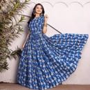 The girl is wearing a blue skirt - YouNari